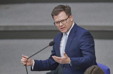 Umweltminister drängt auf Unabhängigkeit von fossilen Energien