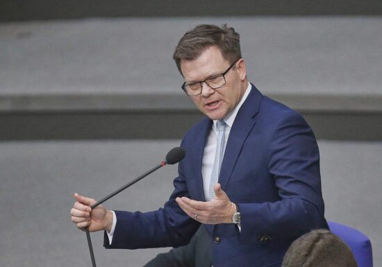 Umweltminister drängt auf Unabhängigkeit von fossilen Energien