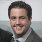 Bastian Pastewka stolpert bei Krimi-Podcast über Rollenbilder