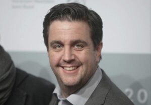 Bastian Pastewka stolpert bei Krimi-Podcast über Rollenbilder