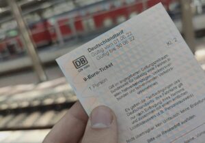 Linke fordert Wiedereinführung des 9-Euro-Tickets