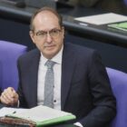 Dobrindt verkündet Einigung bei Abschiebezentren