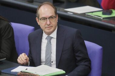Dobrindt verkündet Einigung bei Abschiebezentren