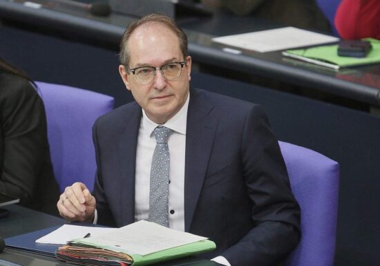 Dobrindt verkündet Einigung bei Abschiebezentren