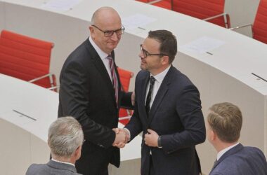 SPD und CDU in Brandenburg unterschreiben Koalitionsvertrag
