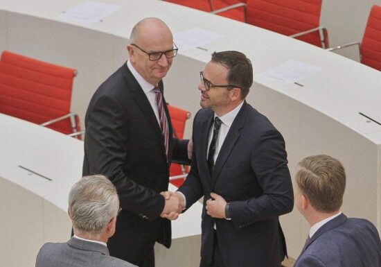 SPD und CDU in Brandenburg unterschreiben Koalitionsvertrag