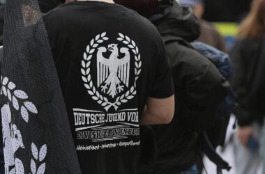 Über 500 Rechtsextremisten mit offenen Haftbefehlen gesucht