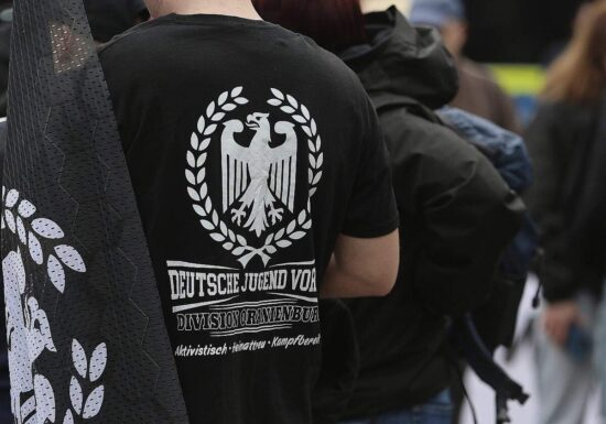 Über 500 Rechtsextremisten mit offenen Haftbefehlen gesucht