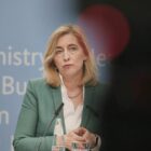 Warken stellt sinkende Krankenkassenbeiträge in Aussicht