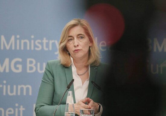 Warken stellt sinkende Krankenkassenbeiträge in Aussicht