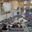Bundestag beschließt "Tankrabatt" und 1.000-Euro-Prämie