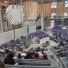 Bundestag beschließt "Tankrabatt" und 1.000-Euro-Prämie