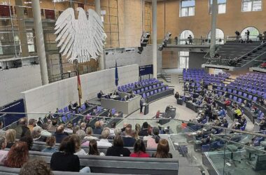 Bundestag beschließt "Tankrabatt" und 1.000-Euro-Prämie