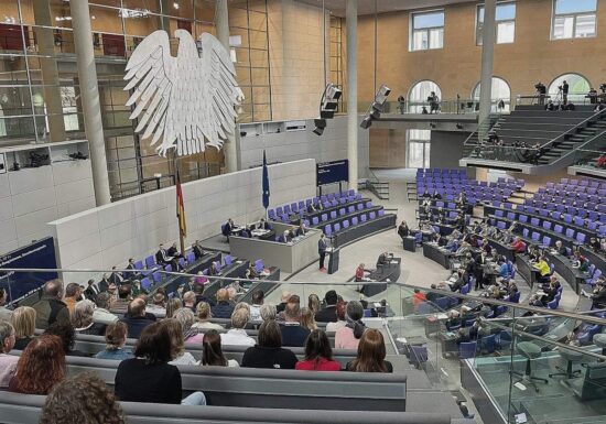 Bundestag beschließt "Tankrabatt" und 1.000-Euro-Prämie