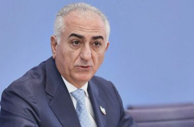 Schah-Sohn bei Berlin-Besuch mit Tomate beworfen