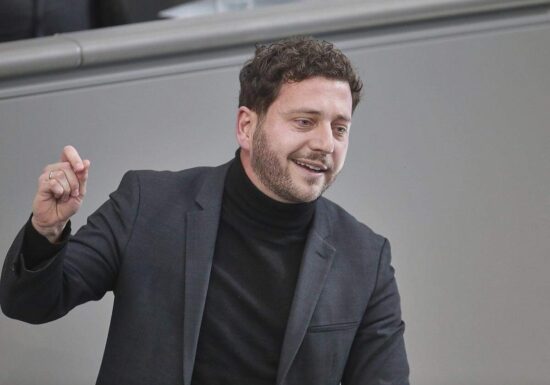 Banaszak fordert Tempolimit statt höherer Pendlerpauschale