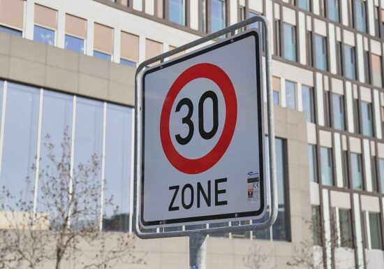 Studie: Tempo 30 in Ortschaften könnte Fußgängerleben retten