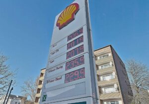 Deutsche sehen Schuld für hohen Benzinpreis bei Ölkonzernen