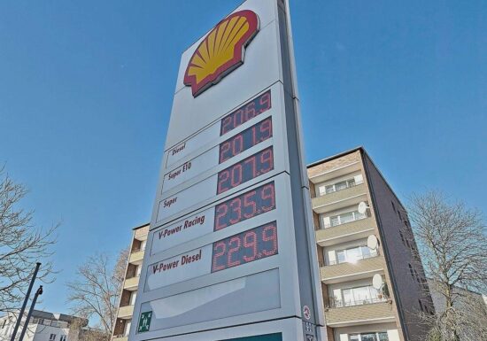 Deutsche sehen Schuld für hohen Benzinpreis bei Ölkonzernen