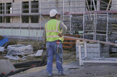 Arbeitsstunde kostete im Jahr 2025 durchschnittlich 45 Euro