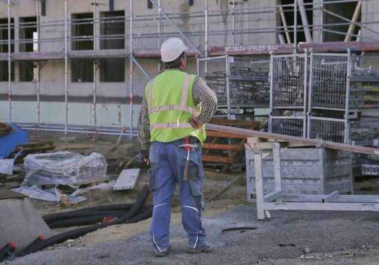 Arbeitsstunde kostete im Jahr 2025 durchschnittlich 45 Euro