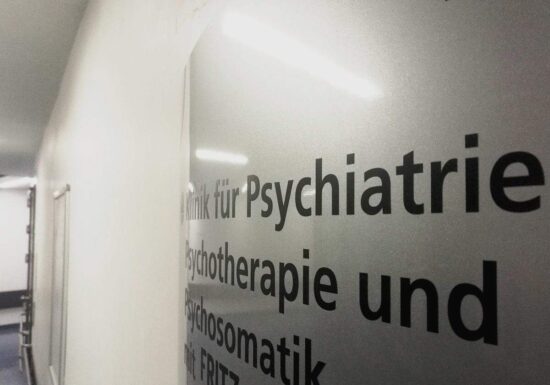Mehr Minderjährige wegen psychischen Erkrankungen in Kliniken