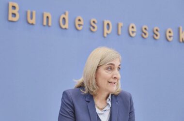 Warken will Gehälter der Kassen-Vorstände begrenzen