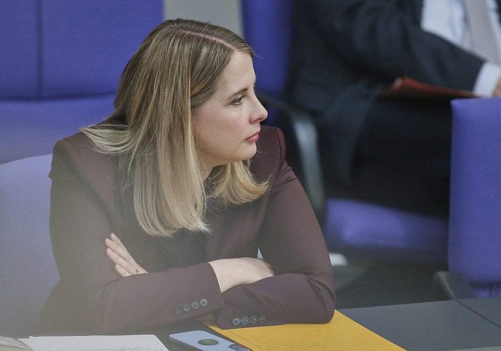 Bericht: Prien und Hubertz von Signal-Attacke betroffen