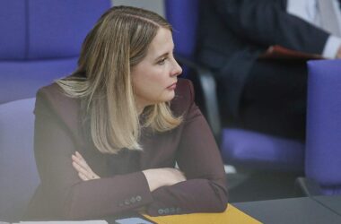 Bericht: Prien und Hubertz von Signal-Attacke betroffen