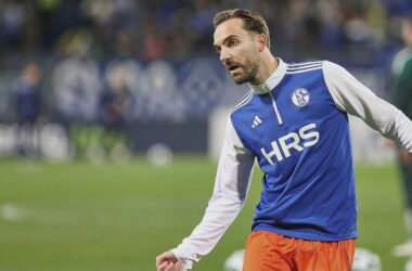 2. Liga: Schalke schlägt Karlsruhe und bleibt Tabellenführer