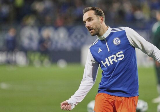 2. Liga: Schalke schlägt Karlsruhe und bleibt Tabellenführer