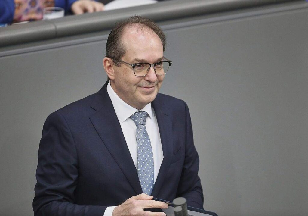 Dobrindt plant 3,5 Milliarden Mehrkosten für Beamte pro Jahr