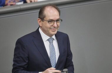 Dobrindt plant 3,5 Milliarden Mehrkosten für Beamte pro Jahr