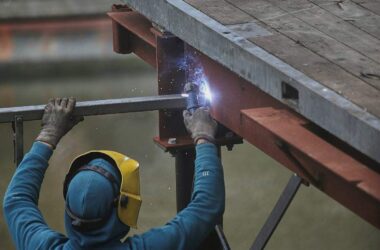 Industrie stellt weniger ein