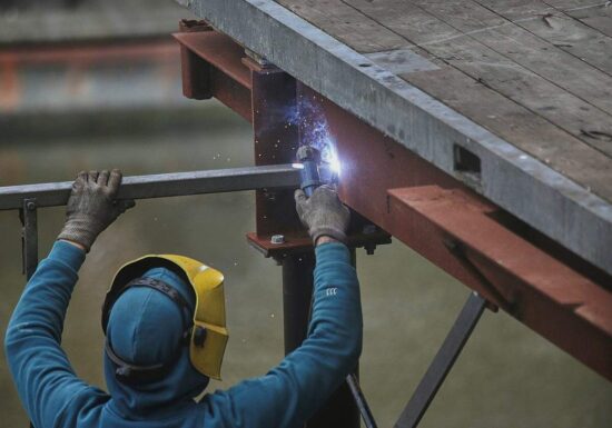 Industrie stellt weniger ein