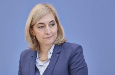 Warken will Bemessungsgrenze für Krankenkassenbeiträge anheben