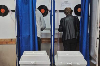 Wahllokale in Ungarn schließen - Umfragen sehen Tisza vorn