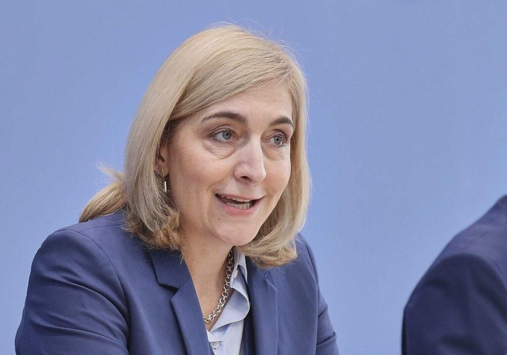 Warken stellt GKV-Sparpaket vor