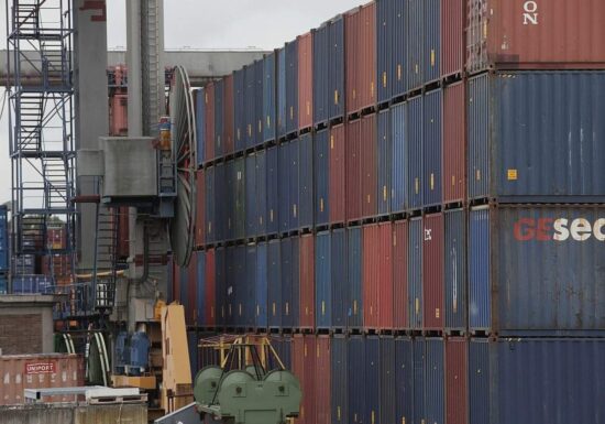 Ifo: Exporterwartungen leicht gestiegen