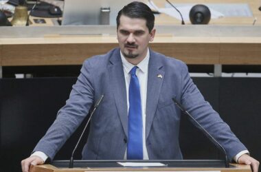 AfD-Politiker Vallendar bei Infostand ins Gesicht geschlagen