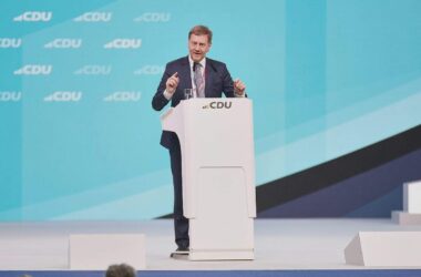 Kretschmer bezeichnet Programm der AfD als "verrückt"