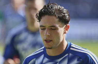 2. Bundesliga: Schalke verteidigt Tabellenführung in Unterzahl