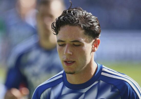 2. Bundesliga: Schalke verteidigt Tabellenführung in Unterzahl