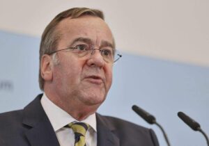 Pistorius kündigt Verlegung von Minensucher ins Mittelmeer an