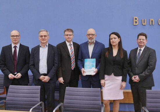 Wirtschaftsinstitute halbieren Konjunkturprognose