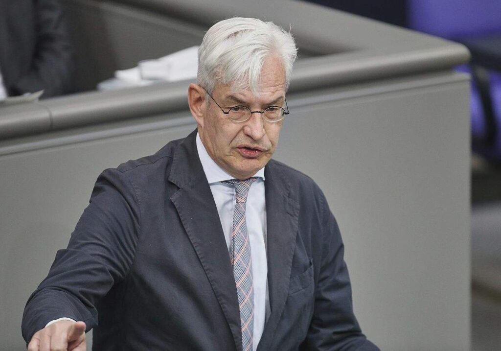 Haushaltsberatung: Middelberg fordert "mehr Ehrgeiz beim Sparen"