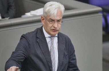 Haushaltsberatung: Middelberg fordert "mehr Ehrgeiz beim Sparen"