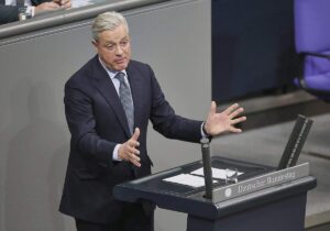 Röttgen: Waffenruhe zwischen Russland und Ukraine ändert nichts
