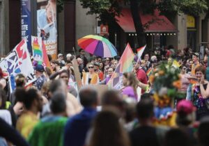 Linke fordert besseren Schutz queerer Menschen