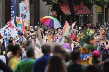 Linke fordert besseren Schutz queerer Menschen